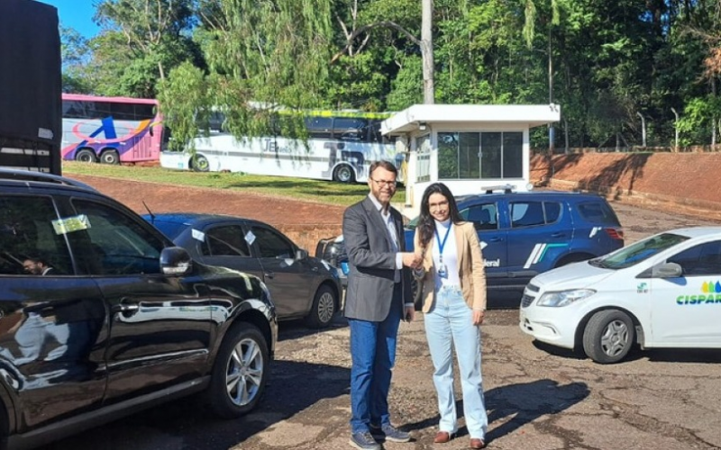 Receita Federal em Maringá doa veículos ao Cispar para fortalecer fiscalização ambiental em 53 municípios.